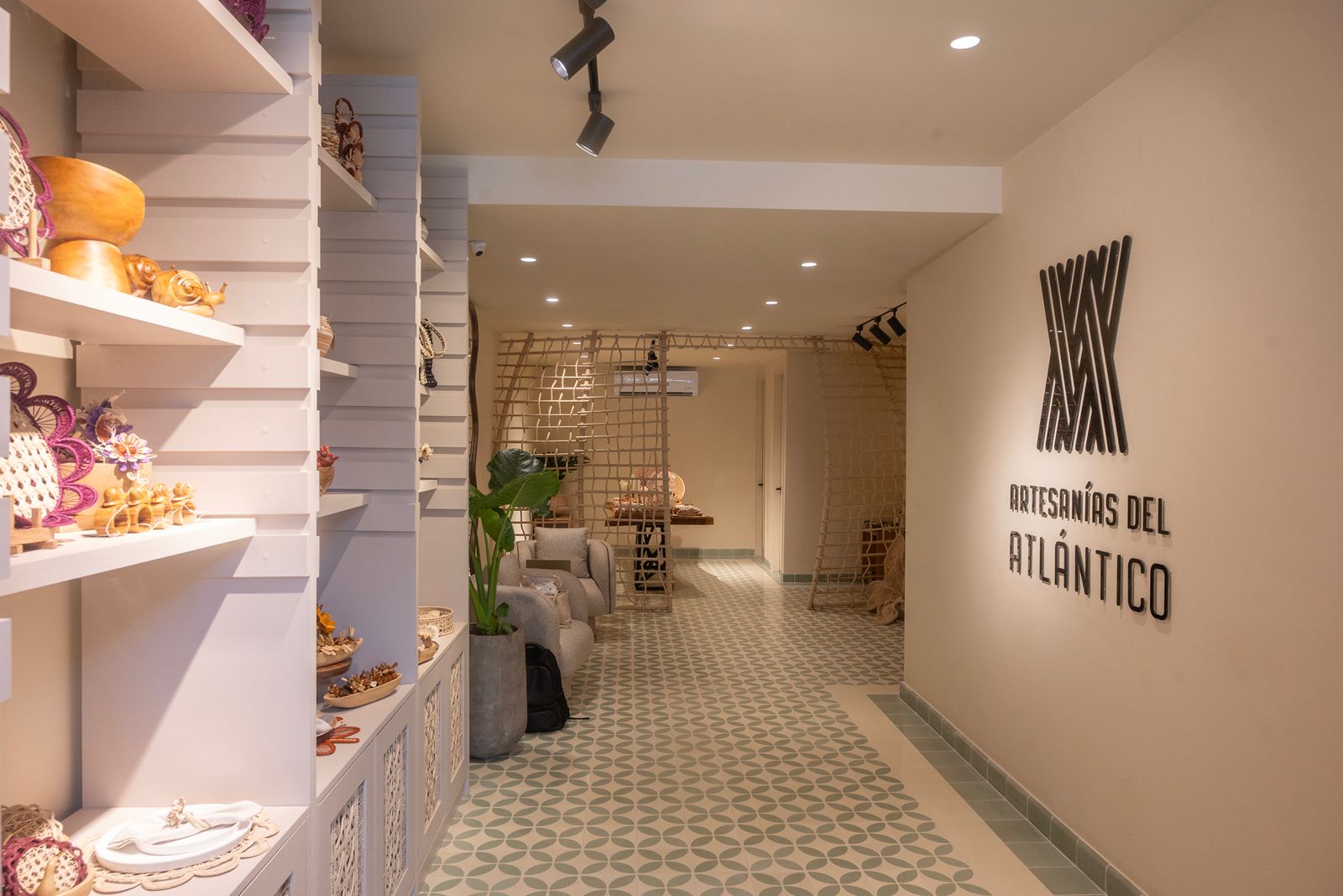 Interior del showroom de Artesanías del Atlántico en Barranquilla